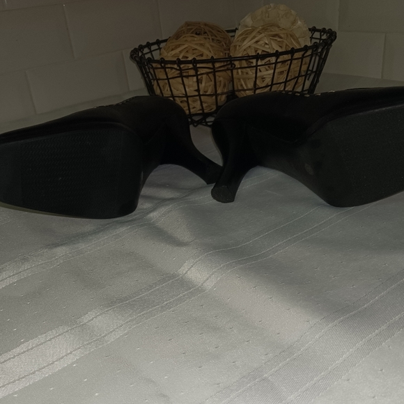 Worthington Black with White Stitching Trim Heels - Picture 6 of 7